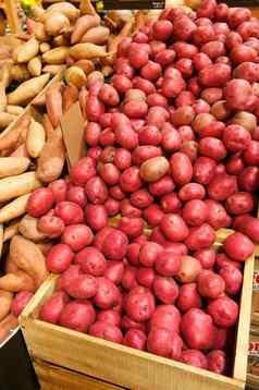 杂货店商店箱完整的红色的土豆