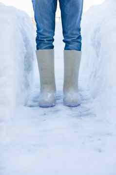 特写镜头温暖的靴子男人的脚白色雪