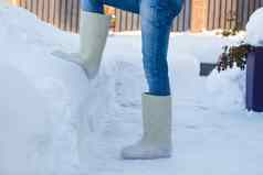 特写镜头温暖的靴子男人的脚白色雪