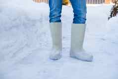 特写镜头温暖的靴子男人的脚白色雪