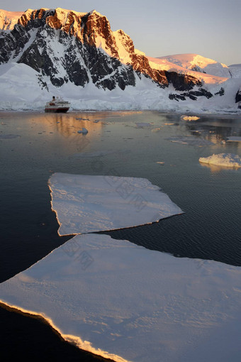 南极洲午夜太阳国际有限通道