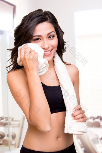 女人擦拭汗水毛巾