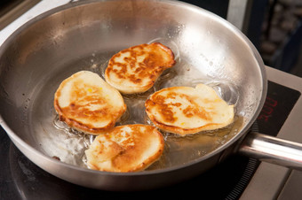 烹饪玉米煎饼