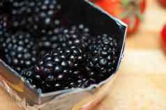 新鲜的成熟的黑莓