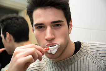 头像有吸引力的年轻的男人。刷牙牙齿头像有吸引力的年轻的男人。刷牙牙齿