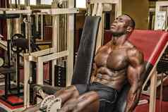 匈牙利人肌肉发达的黑色的健美运动员工作健身房