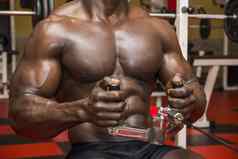 匈牙利人肌肉发达的黑色的健美运动员工作健身房