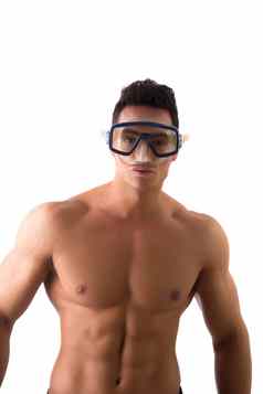肌肉发达的年轻的男人。游泳面具护目镜