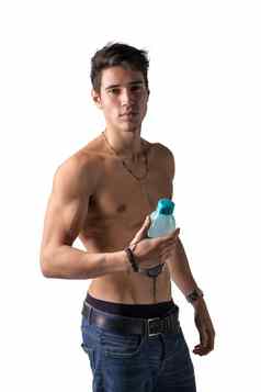 运动赤膊上阵年轻的男人。持有蛋白质摇瓶