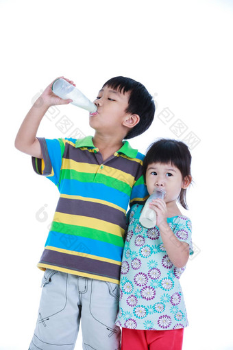 亚洲男孩女孩喝牛奶白色喝牛奶