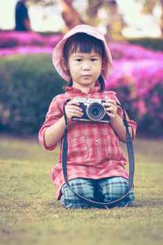 亚洲女孩持有古董电影相机花园古董图片