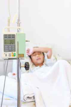 亚洲男孩睡觉病床输液泵静脉注射