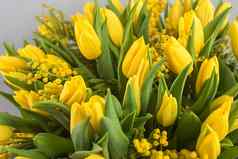 明亮的春天花束郁金香含羞草花