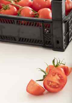 照片新鲜的西红柿提出了白色背景