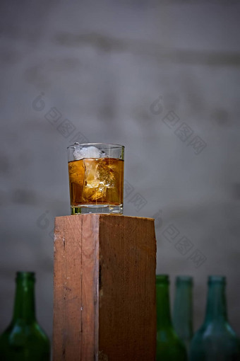 玻璃威士忌冰木酒吧