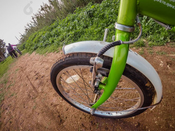 自行车骑泥泞的污垢路