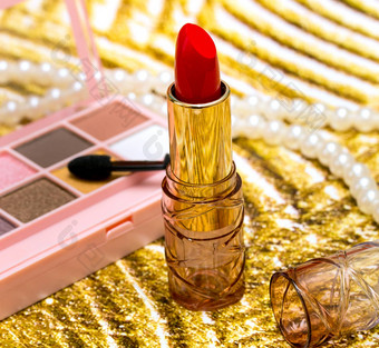 化妆红色的口红意味着美产品美容