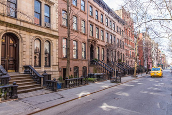 风景优美的树排街历史上流社会的建筑西村社区曼哈顿纽约城市纽约美国
