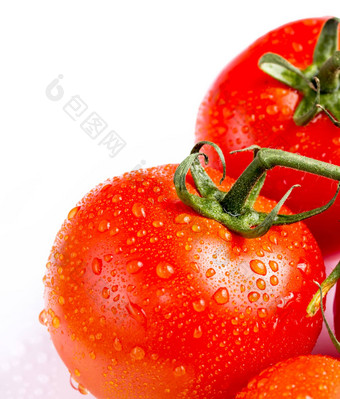 新鲜的红色的西红柿关闭白色背景