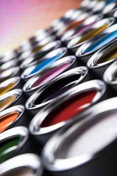 色彩斑斓的油漆罐集