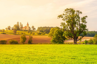 小教堂中间郁郁葱葱的绿色春天景观阳光明媚的一天彼得保罗斯教堂拜西基拉兹涅贝洛赫拉德捷克共和国