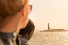游客雕像自由轮廓日落名单岛渡船纽约城市美国