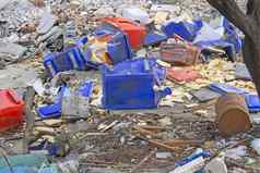 塑料冰盒子破碎的垃圾垃圾堆