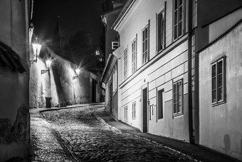 狭窄的鹅卵石街中世纪的小镇照亮房子古董街灯新增功能斯维特布拉格捷克共和国晚上拍摄