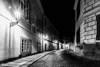 狭窄的鹅卵石街中世纪的小镇照亮房子古董街灯<strong>新增功能</strong>斯维特布拉格捷克共和国晚上拍摄