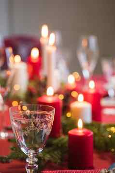 表格服务圣诞节晚餐节日设置装饰燃烧蜡烛枞树形分支机构
