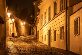 狭窄的鹅卵石街中世纪的小镇照亮房子古董街灯<strong>新增功能</strong>斯维特布拉格捷克共和国晚上拍摄