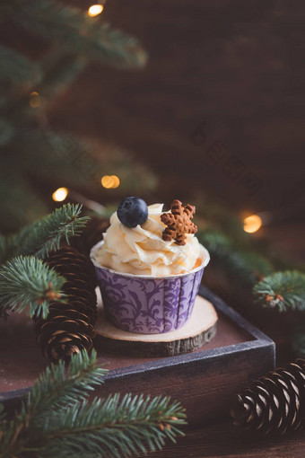 美味的蓝莓松饼奶油木表格圣诞节甜点