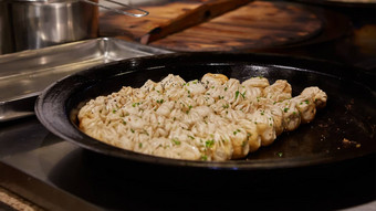 大煎锅盛吉安bao-traditional中国人锅炸饺子剁碎猪肉虾蔬菜上海中国广东话食物煎