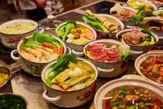各种各样的中国人食物集中国人面条炸大米饺子北京鸭森林总和春天卷著名的中国人厨房菜表格前视图中国人餐厅概念亚洲风格宴会