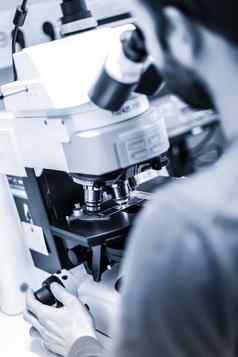 科学家显微镜荧光显微镜