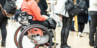 关闭认不出来hanicapped女人轮椅排队行执行<strong>日常任务</strong>