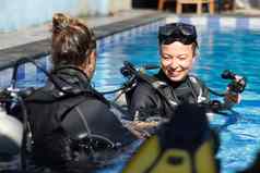 女人经验潜水潜水指导有经验的休闲潜水教练游泳池
