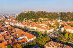 城市景观卢布尔雅那资本斯洛文尼亚温暖的下午太阳