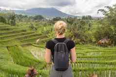 高加索人女旅游穿小背包美丽的绿色大米字段梯田jatiluwih巴厘岛岛