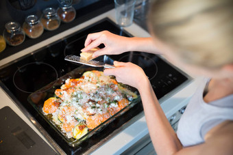 女老板磨帕尔玛奶酪行素食者菜成分玻璃烘焙放置烤箱健康的做日常素食者食物