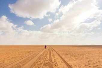 孤独的马赛worrior走盐湖沙漠路肯尼亚安博塞利自然公园非洲