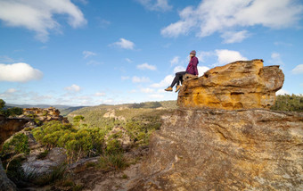 bushwalker坐在高在景观<strong>宝塔山</strong>谷沟壑峡谷
