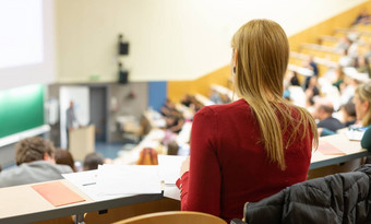 女学生参加教师<strong>讲座</strong>车间使笔记