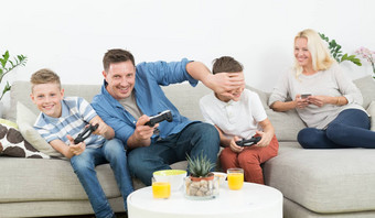 快乐年轻的家庭玩电子游戏