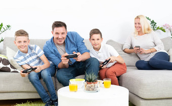 快乐年轻的家庭玩电子游戏