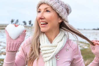 旺盛的女人持有心雪