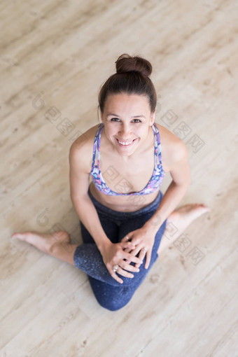 适合运动<strong>活跃</strong>的女孩时尚运动服装坐着地板上瑜伽工作室<strong>活跃</strong>的城市生活方式