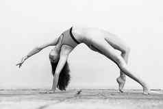 适合运动活跃的女孩时尚运动服装瑜伽健身锻炼前面灰色的墙户外体育城市风格黑色的白色照片