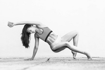 适合运动活跃的女孩时尚运动服装瑜伽健身<strong>锻炼</strong>前面灰色的墙户外体育城市风格黑色的白色<strong>照片</strong>
