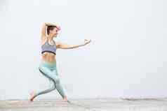 适合运动活跃的女孩时尚运动服装瑜伽健身锻炼前面灰色的墙户外体育城市风格